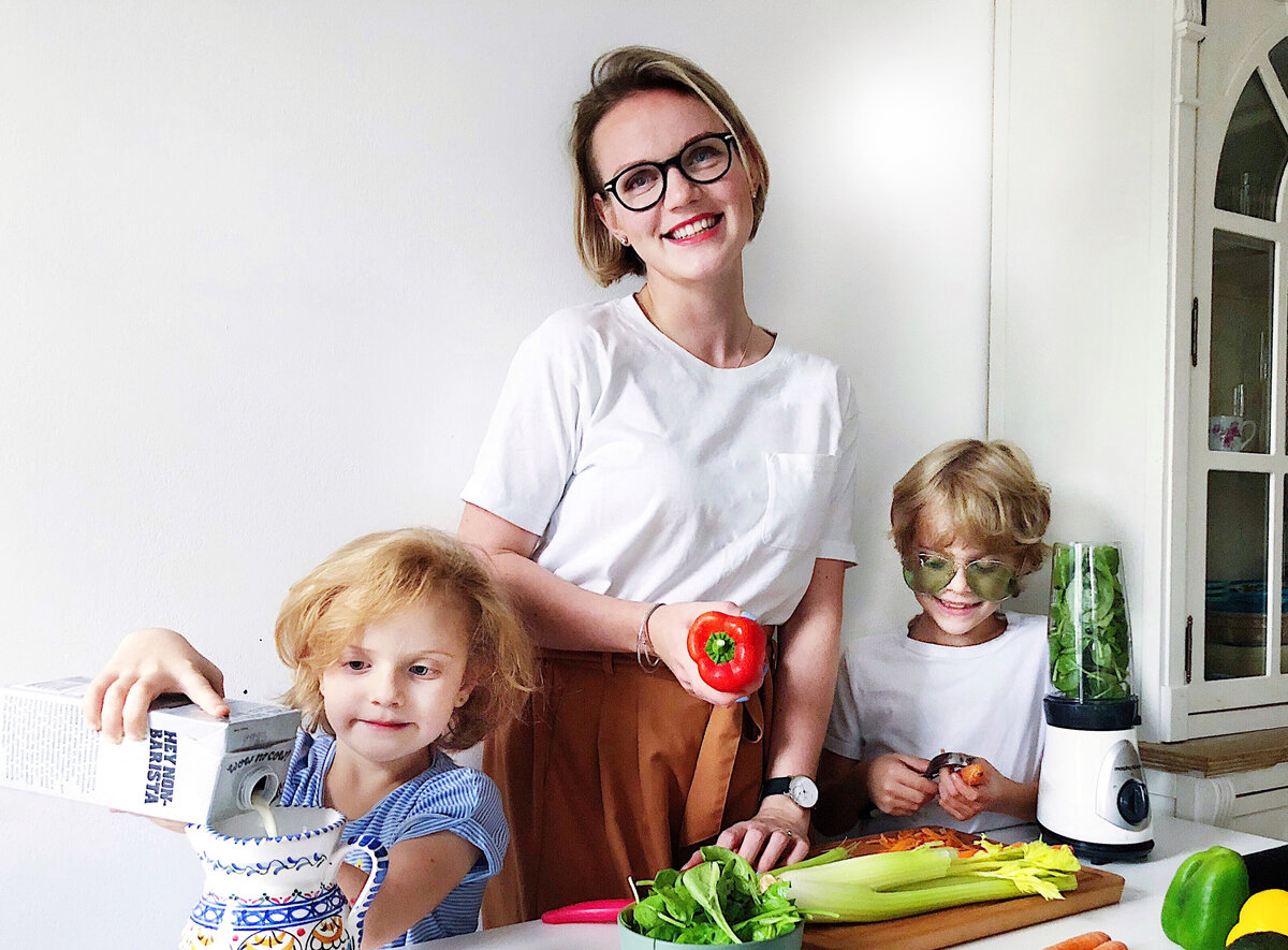 В марте 2021 года писательница Наташа Ремиш специально для проекта Дети Mail.ru взяла у меня интервью о том, почему брокколи проигрывает наггетсам, что нам мешает построить здоровые отношения со сладостями и как подружить детей с овощами.  