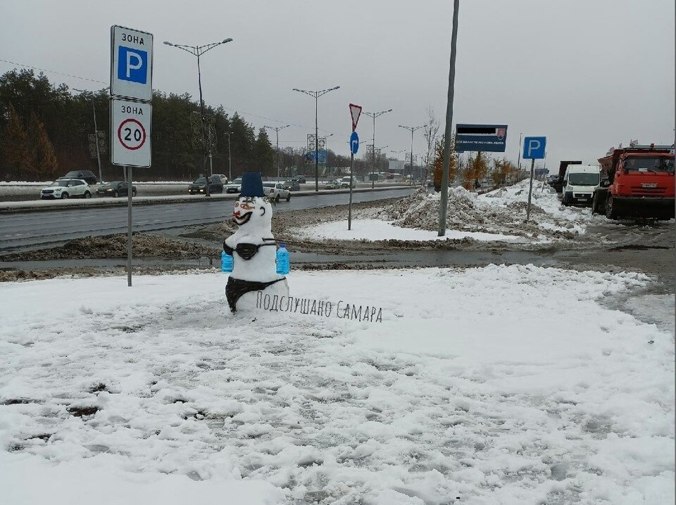     Необычного снеговика слепили в районе пересечения с ул. Ташкентской / Фото: Подслушано Самара