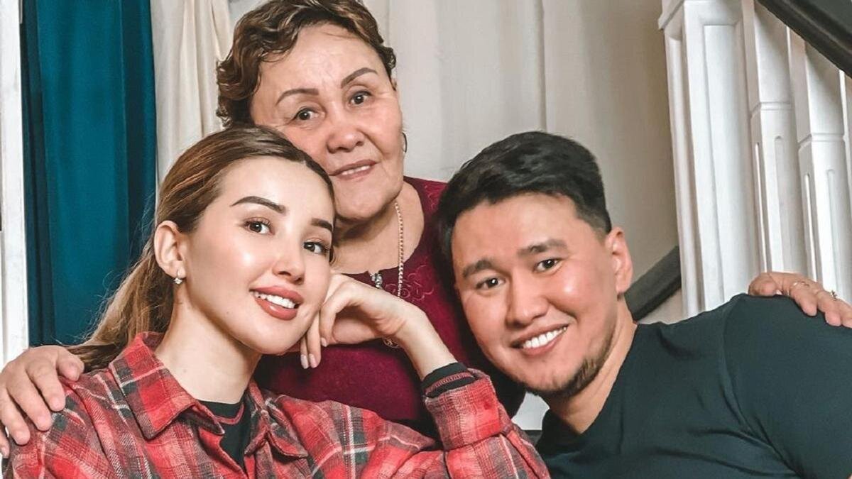    Балжан Бидаш с мужем и свекровью:instagram.com/bidash_official