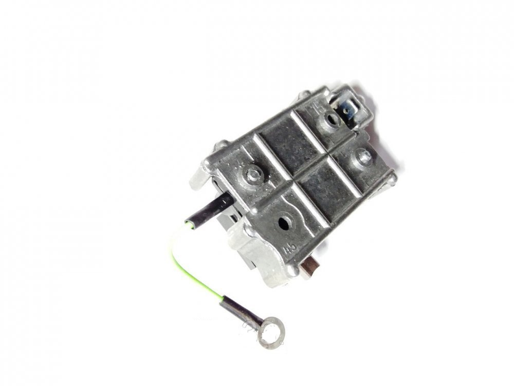 Щеточный узел генератора Г 222 в сборе. Фото взято из: https://exlusiv-oil.ru/catalog/zapchasti/avtovaz/elektrooborudovanie/elektrooborudovanie-dvigatelya/generatori-i-komplektuyushtie/2101-2104-2105-21074-2108-21099-2121-1111-oka/regulyator-napryazheniya/