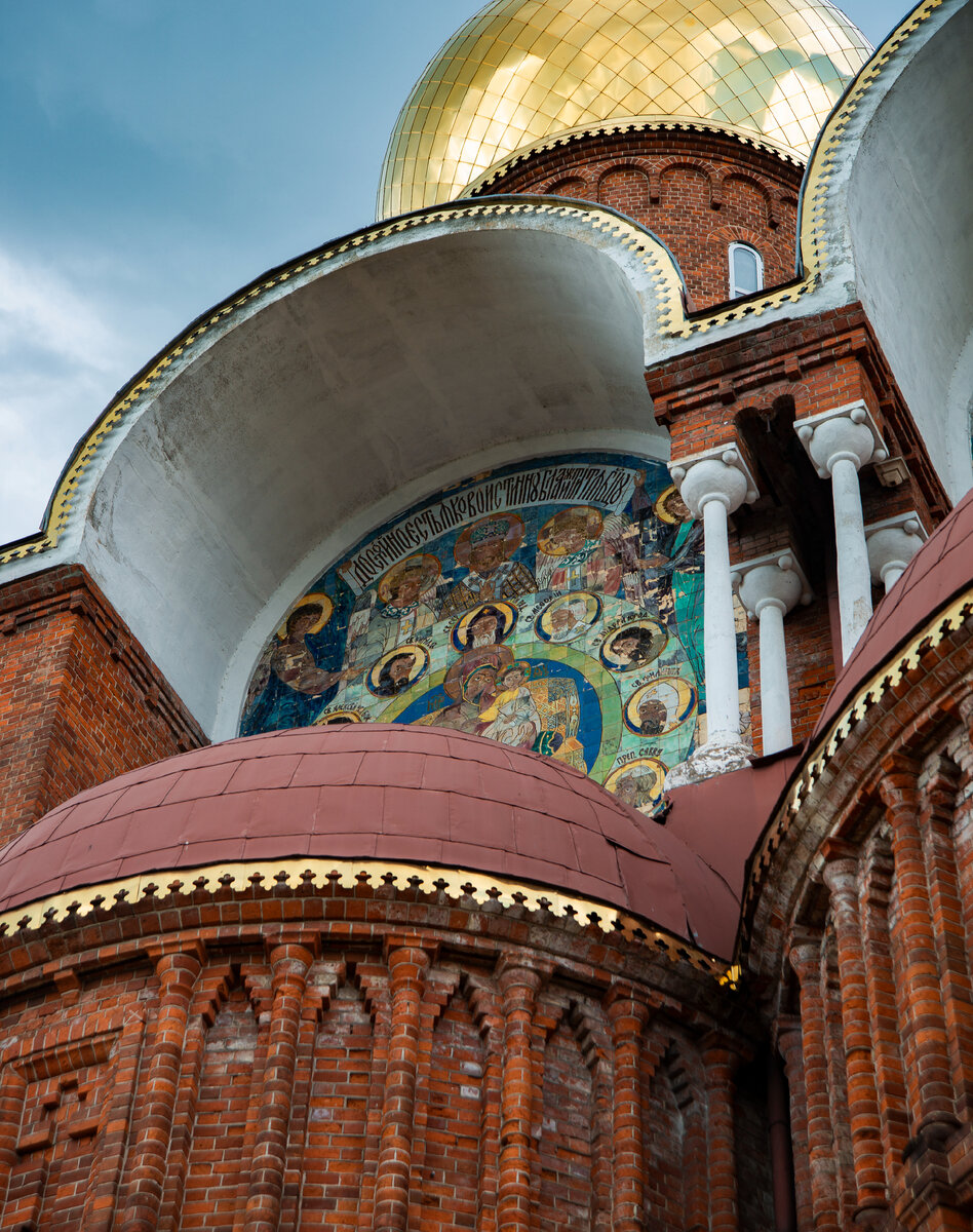 Майоликовые панно в декоре храма в Вичуге