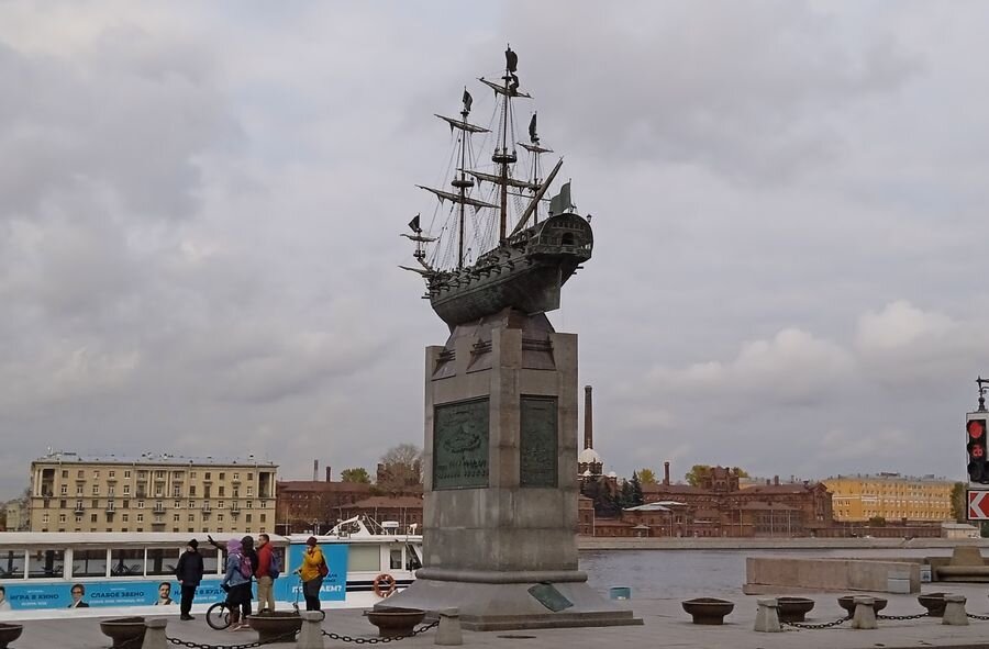 Памятный знак линейному кораблю "Полтава". Так на нём написано. Знатоки истории флота говорят, что это не первый линейный корабль и что это не "Полтава". Первый 58-пушечный линейный корабль России был построен 27 апреля 1700 года на Воронежской верфи. Это "Гото Предестинация".  Линкор "Полтава" - в 1709 году, вооружение - 54 пушки.