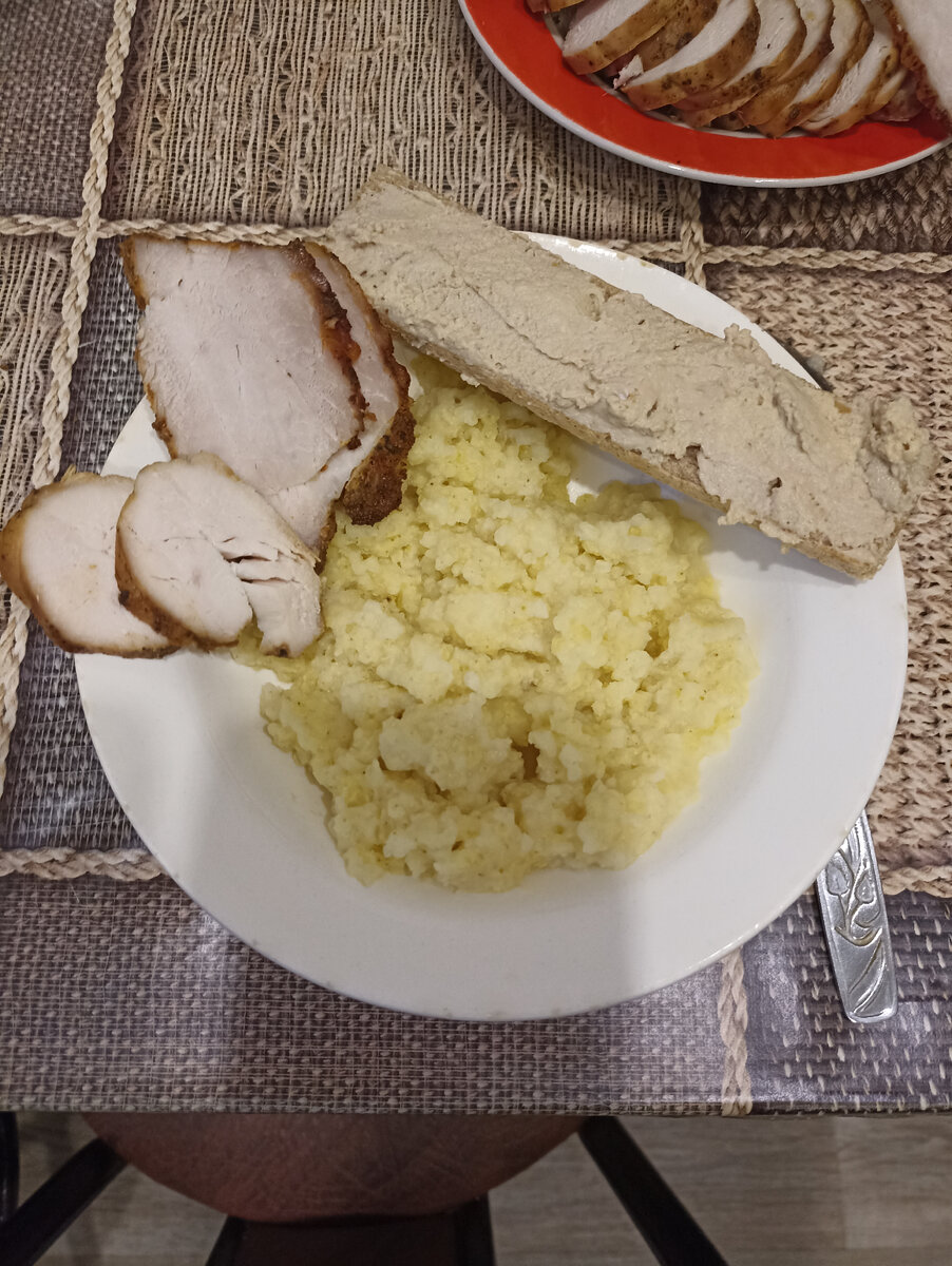 Пшеная каша, хлебец с печенью трески, карбонад и пастрома. 