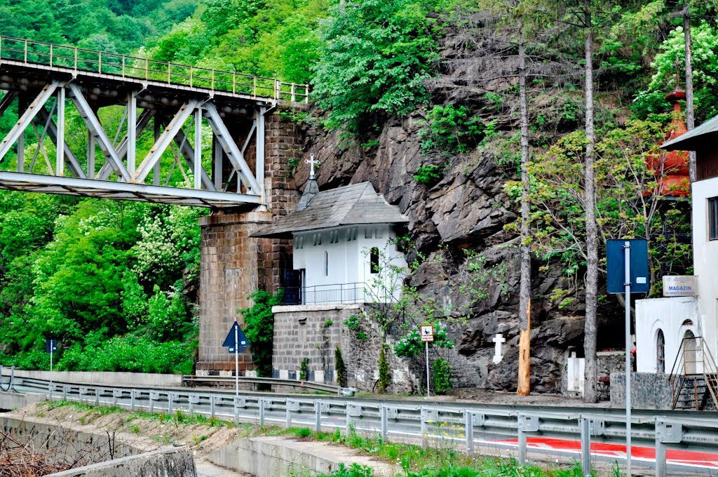 Часовня монастыря, которая хранит древнюю наскальную роспись иконы Святой Троицы