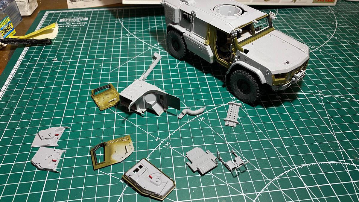 Мне казалось это никогда не закончится, я склеивал и склеивал детали, а детали на литниках не заканчивались.