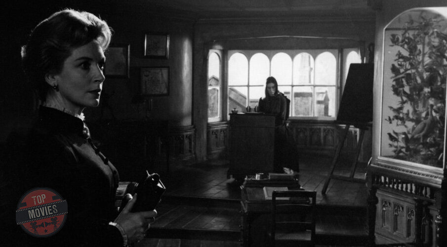 Богатый помещик нанимает гувернантку для двух одиноких сироток, оставшихся ему в наследство от покойного брата. «Мне нет дела до этих детей, их судьба полностью на вашей ответственности», - говорит он миссис Гидденс, перед тем как навсегда покинуть историю и исчезнуть в неизвестности. Пройдет некоторое время, и женщина начнет подозревать, что детей преследует неизвестный призрак, который явно и неприкрыто хочет их немедленной смерти. Рассказ Генри Джеймса «Поворот ключа» экранизировался почти дюжину раз, но именно версия Джека Клейтона считается наиболее удачной и тонкой. Пытаясь сломать стереотипное представление о жанре, режиссер попытался использовать все способы, честные и не очень, чтобы зритель не был уверен в реальности происходящего даже после завершения финальных титров. Он не давал актерам сценария, что¬бы в их голосах сквозила неуверенность в собственных репликах, постоянно менял в кадре перспективу и освещение, а также вставлял при каждом удобном случае болезненные фрейдистские цитаты.