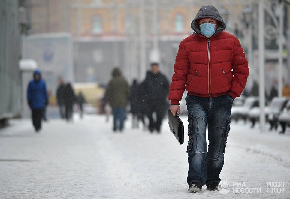 Мужчина в защитной маске в Москве