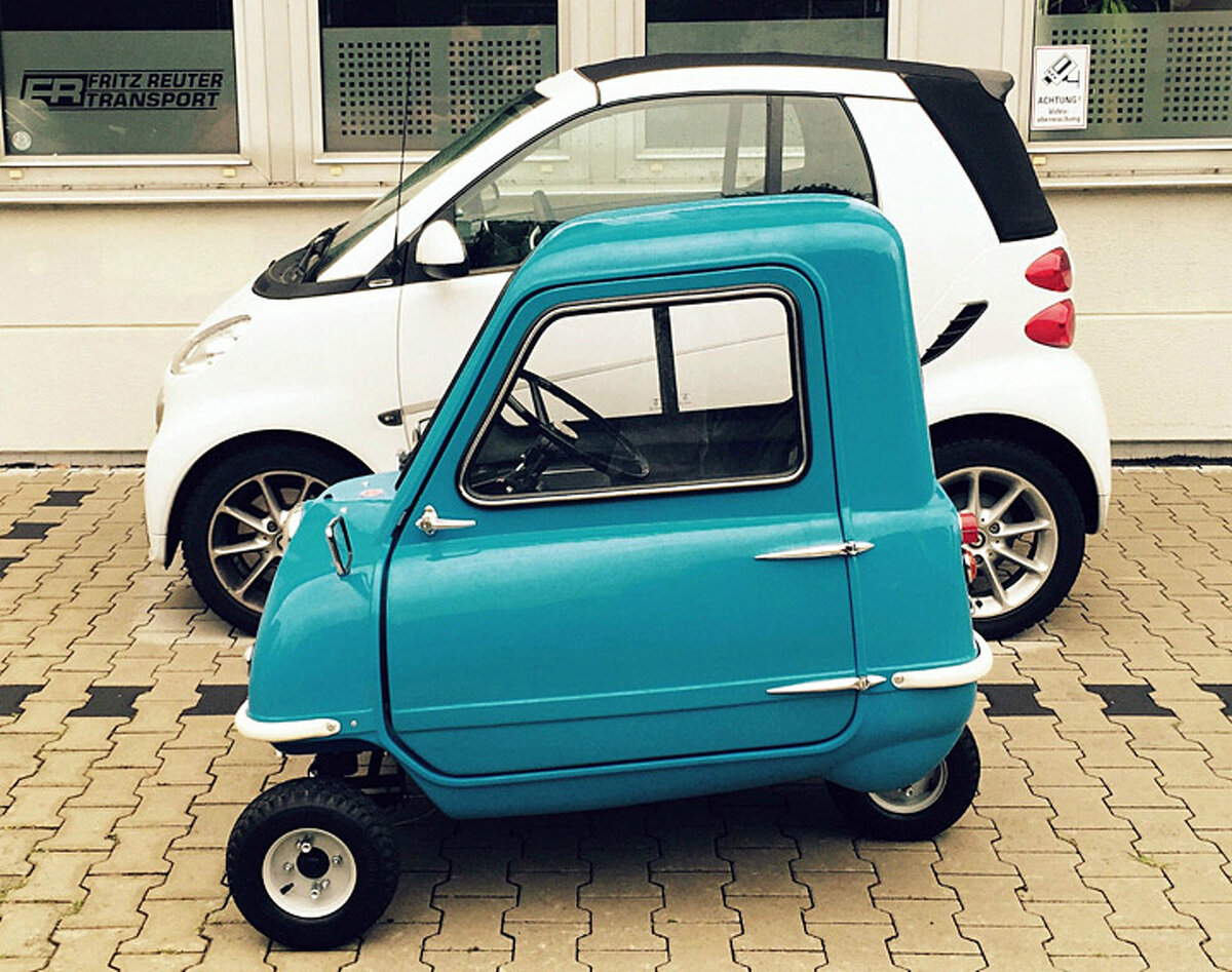 Покажи самую медленную машину. Машина Peel p50. Одноместный автомобиль Peel p50. Трехколесный Peel p50. Самый маленький автомобиль Peel p50.