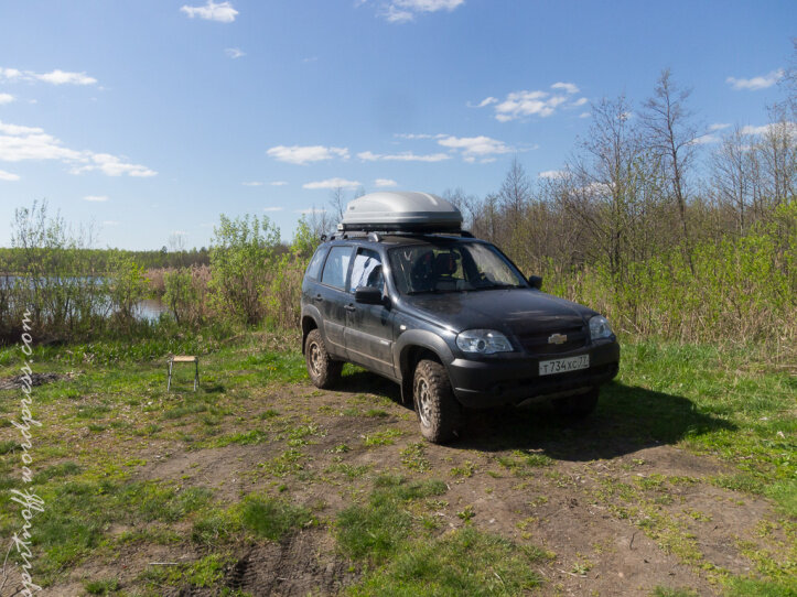 1. Тут (откуда не возьмись) перед глазами всплывает щит с указанием «на карьер». Смотрю по карте, а там солидный водоем рядом. Ориентируясь по указателям, а потом по азимуту, а потом по методу «дорога одна, куда-то да выведет» мы выбрались на самый берег затопленного песчаного карьера (не ну зря же внедорожник покупали, ага).