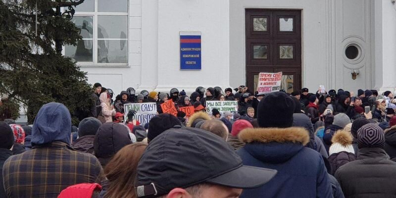 Горожане требуют от властей рассказать правду о произошедшей в воскресенье трагедии.