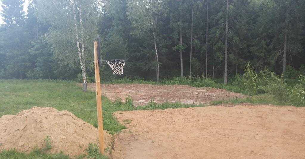 Пригнал трактор и разровнял участок чуть ниже будущей автостоянки. 