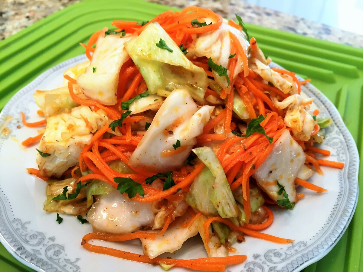 Салат из корейской моркови с ветчиной, солеными грибами и чипсами