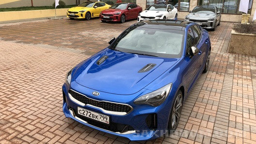    Имиджевый фастбек Kia Stinger собирается потеснить представителей немецкого премиума - и не только за счет динамики или яркой внешности, но и сравнительно демократичных цен.