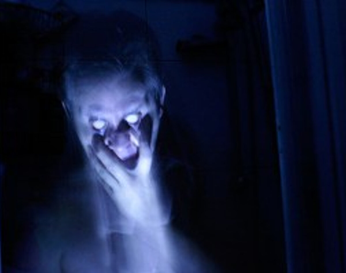 загримированные сотрудники ресторана часто неожиданно пугали гостей                                        