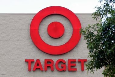 Это, вероятно, самый очевидный способ сэкономить деньги на покупку в Target. Обязательно проверьте target.com для скидок на все, начиная от бакалейных товаров и заканчивая офисными принадлежностями, прежде чем отправиться в магазин. Вот некоторые секреты инсайдера от целевых сотрудников, чтобы сэкономить еще больше денег в магазине .