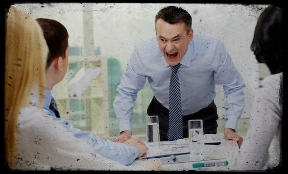 Тем, кому с работой и начальством повезло, вольнонаемным работникам, минимально зависящим от эмоциональных перепадов других людей, данная статья будет неинтересна. Наша целевая аудитория – постоянно сталкивающиеся с несправедливым отношением вышестоящих чинов люди, а также те, кто сами продвигаются по карьерной лестнице и не хотят, чтобы подчиненные возненавидели их за высокомерие и хамское отношение.
 
 Существует несколько обыденных способов решения проблем с руководством: