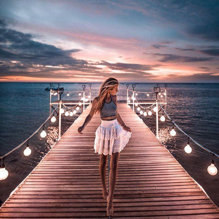 Дождевые капли разбивались о лобовое стекло. Девушка сидела в машине одна, прислушиваясь к дождю. Мысли давили, боль отдавала в висок. Анна помнила себя совершенно другой. Первая бежала помогать, первая старалась успокоить, поддержать другого... И впервые тогда услышала те слова: "Зачем тебе это? Я тебе никто и ты мне тоже, зачем тратишь время впустую?" Гром среди ясного неба. Девушка облокотилась на спинку сиденья и закрыла глаза, вспоминая в деталях тот день. Те слова были от лучшего друга. По крайней мере, таковым его считала Анна. Ее другая сторона, взрослая, равнодушная, проявилась уже позже, когда высохли слезы и плакать стало нечем, да и незачем. Она изменилась. Теперь работала, а не училась, ездила на премиум-авто и жила вместе со своим верным Рексом- овчаркой. Работа не угнетала ее, но иногда коллеги раздражали своими нелепыми просьбами о подделке отчетов или займе некоторых сумм. Всякий раз все удивлялись ее хладнокровности, а она понимала, что они ей никто, а значит и помощь не будут ценить. Анна ловила себя на мысли что та сторона, совершенно детская, другая, существует только дома с собакой. И тогда, на утренней прогулке, девушка забылась. Хотя, может именно это помогло тогда встретить Никиту, который тоже решил прогуляться раньше обычного со своей овчаркой Ларой. Они разговорились. Анна потом с улыбкой вспоминала, что та другая сторона осталась где-то далеко, открыв ее сердце.