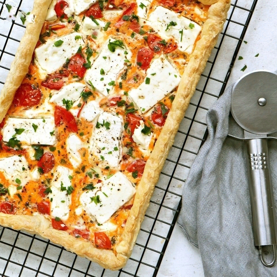 пицца с слоеного дрожжевого теста в духовке колбасой и сыром помидорами рецепт фото 18
