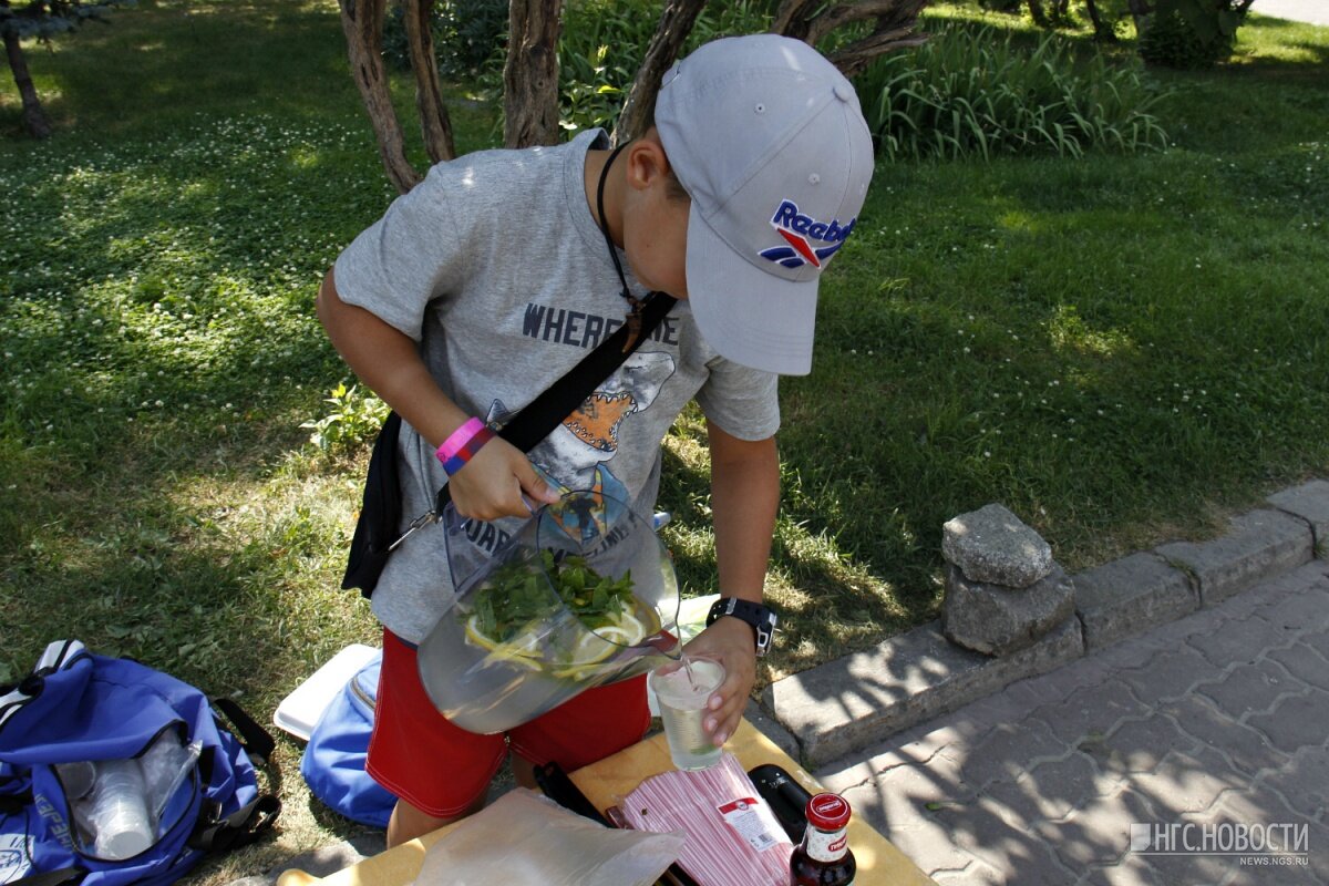 Стаканчик стоит у Александра 50 рублей. Всё по-взрослому 