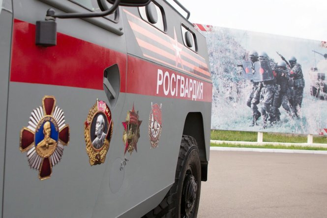 Все военные автомобили Росгвардии - бронированные "тигры", "уралы" и другие "медведи", теперь будут окрашены в насыщенный серый, даже стальной цвет. Вдоль борта пройдет красно-рубиновая полоса, еще именуемая краповой, на которой белыми буквами написано "Росгвардия". Чуть ниже - геральдический знак этой федеральной службы. Смотрится сурово, не празднично, но ведь эта техника не для пикников, а для борьбы с уголовниками и террористами.
Именно так должны быть окрашены военные машины Росгвардии согласно правительственному постановлению от 6 июля. Кстати, о праздниках. Полковник Сергей Коняев, начальник военной автоинспекции Росгвардии, демонстрируя машины в знаменитой дивизии имени Дзержинского, заметил, что на представленных экземплярах нанесена символика Великой Отечественной войны - георгиевские ленты и красные звезды. Но это не самодеятельное творчество водителей. Типа "спасибо деду за Победу".
Эти машины участвовали в Параде Победы. И будут участвовать еще, поэтому сдирать наклейки, а потом наносить заново нет смысла - в Росгвардии считают бюджетные деньги. С другой стороны, эти машины, как и другие, будут задействованы в повседневной службе. И пусть люди видят: перед ними - лучшие экипажи и техника, которые удостоены чести дефилировать по главной площади страны.
Почему краповый цвет - понятно: это традиционный цвет внутренних войск, а до революции - внутренней стражи. Преемницей внутренних войск и стала Росгвардия.
Традиции более 200 лет. Кстати, именно солдаты внутренней стражи первыми вступили в бой с Великой армией Наполеона в 1812 году, когда французы форсировали Неман. Мосты, как и сейчас, охраняли именно они.
Окраска машин ВАИ и вневедомственной охраны Росгвардии тоже потребовала разъяснения. Автомобили ВАИ должны быть белого цвета с синей полосой и надписью "ВАИ Росгвардии". На крыше звуковой и проблесковый маячок бело-сине-красного цвета.
Такие машины будут сопровождать военные колонны от трех до двадцати (и больше) автомобилей. Полковник Коняев напомнил, что такие колонны гражданским машинам надо пропускать, в них нельзя вклиниваться и вообще всячески мешать их движению.
А вневедомственная охрана получит машины, окрашенные в слабый серый цвет с синей декоративной полосой и геральдическим знаком Росгвардии. Проблесковый маячок на крыше должен быть синим. Вот только надпись на полосе останется "полиция".
Начальник отдела Главного управления вневедомственной охраны Росгвардии полковник полиции Дмитрий Ефимкин объяснил, что наши граждане уже привыкли к определенному облику сотрудников правоохранительных органов, поэтому нет смысла его менять. В самом деле, человеку, попавшему в беду, не важно, что написано на автомобиле, в котором приехали сотрудники к нему на помощь.
