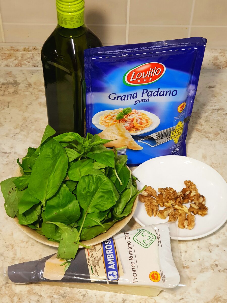 Я взял 30 г Грана падано и 30 г Пекорино Романо, но подойдут любые твердые сорта сыра