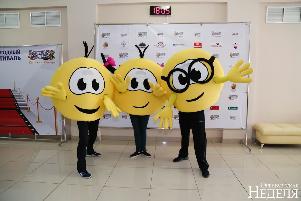 Аниматоры в костюмах персонажей-смайликов