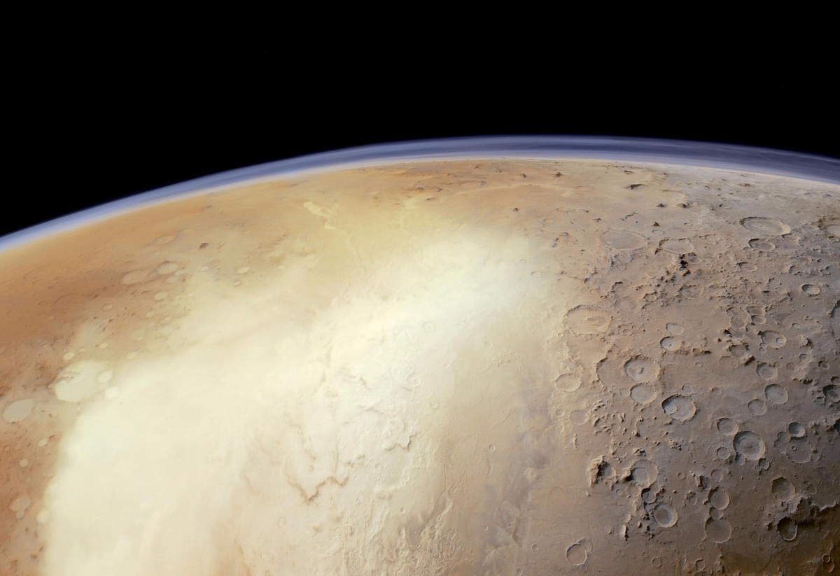 Фото равнины Эллада со станции Mars Express. На горизонте - тонкая атмосфера Марса