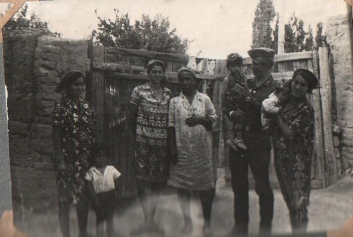 КТуркВО. 70-е годы. Гвардии ефрейтор Василий Е... с местными красавицами