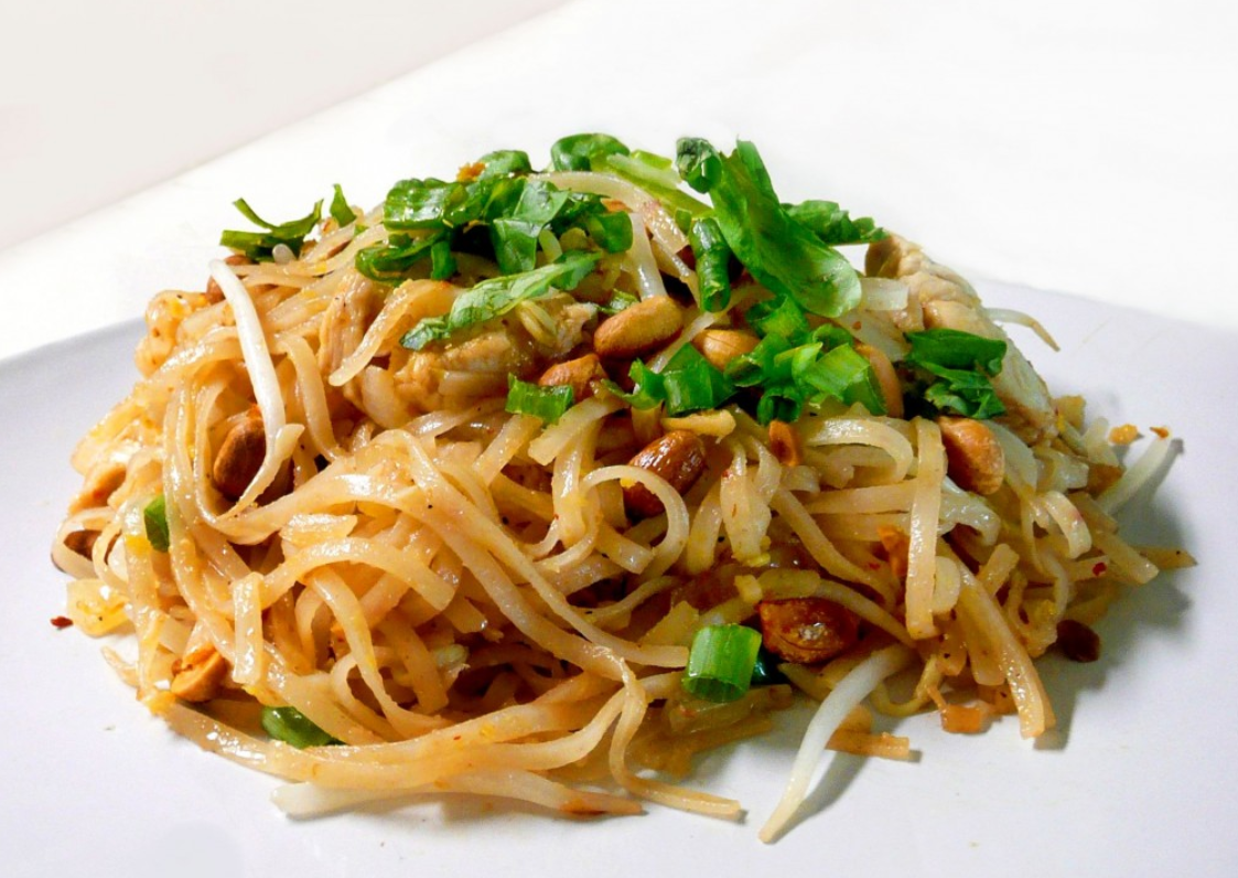 Выглядит Pad Thai приблизительно вот так, к сожалению еду мы там фотографировали редко, и оригинальных фото Падтая на осталось. Он бывает с курицей, креветками и со свининой на выбор. Также можно попросить "Но спайси" и Вам принесут лайтовую версию без особой остроты.