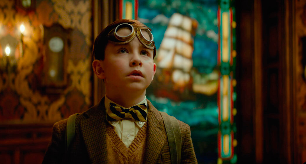 Льюис (актер Оуэн Ваккаро) - кадр из фильма "Тайна дома с часами"