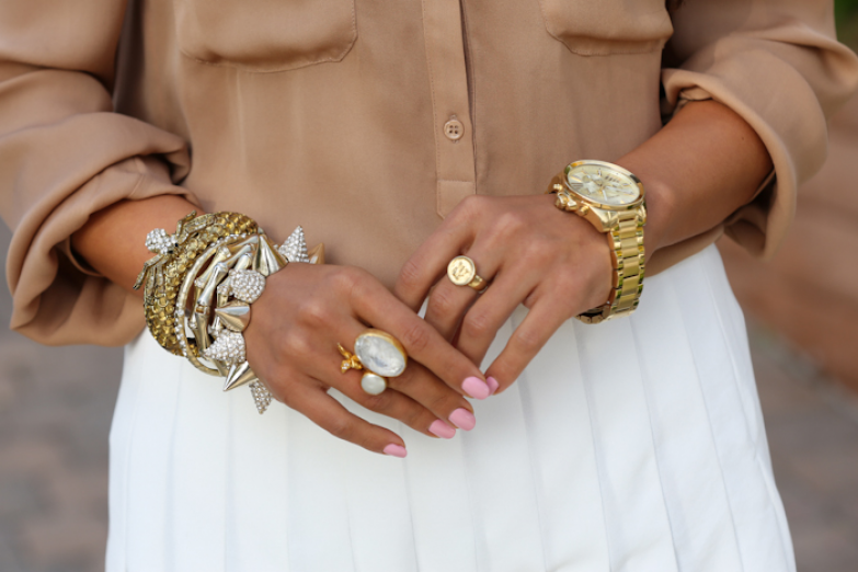 На какой руке носят браслет женщины: энергетика рук и особенностиакссессуаров
