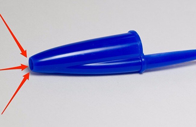 Вы наверняка не раз грызли ручку в школе. Да что уж там многие это делают по сей день.    случайное заглатывания колпачка может привести к удушению. Отверстия в калпочке позволяют проходить не большому количеству воздуха пока придмен не будет извлечен. Удивительно но эта на первый взгляд мелочь спасла жизнь сотни людей по всему миру.
