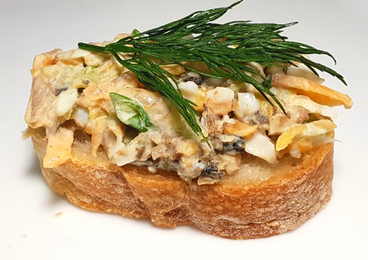 Тарталетки со шпротами. Бутер со шпротами и сол огурцом. Лодочки со шпротами. Бутерброды со скумбрией. Тартинки со шпротами.