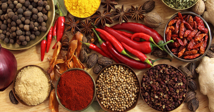 Грамотное совмещение пряностей и продуктов поможет снизить отрицательные эффекты и усилить положительные. 
Фото с сайта sovkusom.ru