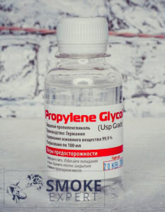 
Пропиленгликоль представляет собой жидкость, не имеющую цвета и запаха, вязкой консистенции. Его синтезируют из нефтепродуктов. Если рассматривать химические нюансы, то данное вещество является органическим соединением жирного ряда, которое образуется при гидратации окиси пропилена. Химики называют этот состав 1,2-пропандиол. Если попробовать его на вкус, то можно уловить некую сладковатость.