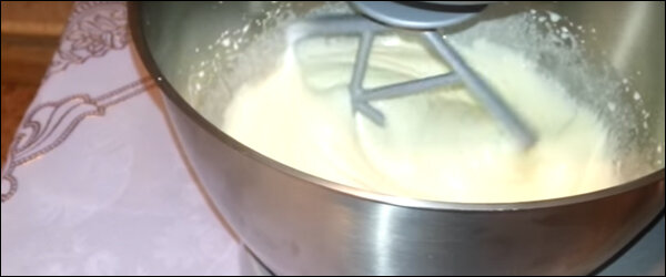 Взбиваем мёд до состояния крема