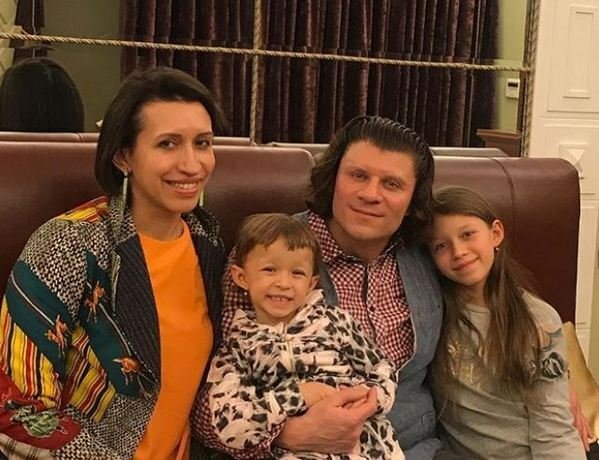 Красивая семья с изюминкой