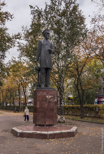  Фигура Н.Г.Славянова стоит рядом со его изобретением на постаменте, выполненном в виде знаменитого стакана. Правда количество металлов в стакане скульптор сократил до шести и несколько нарушил пропорции.