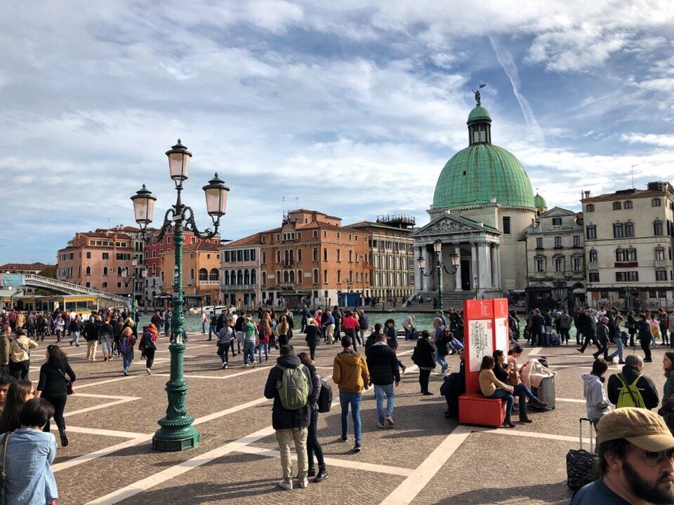 Площадь у железнодорожного вокзала