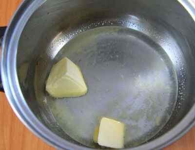 В сотейнике нагреть воду с солью и растопить сливочное масло.