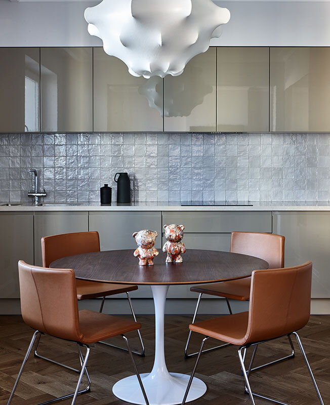 Кухня. Обеденная группа, Ikea. Люстра Taraxacum 2, Flos. Керамические мишки, художник-керамист Елена Орехова.