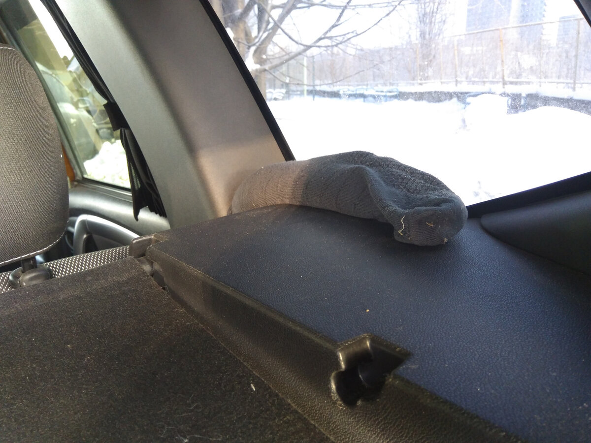 Иллюстрация drive2.ru Тут носок положили около стекла, от запотевания, но технология такая же. 