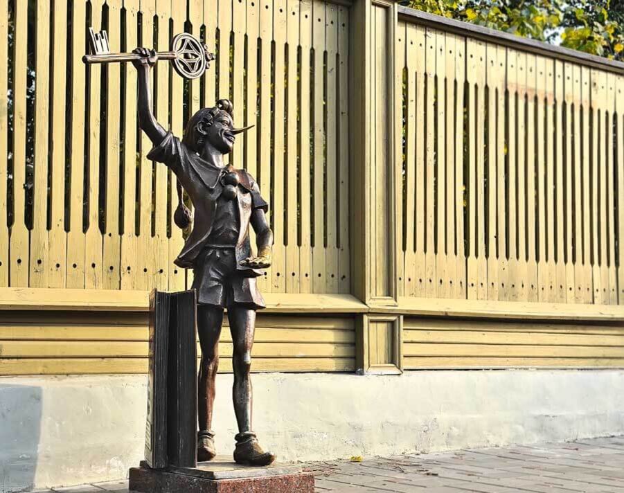 Скульптура Буратино у музея-усадьбы А.Толстого