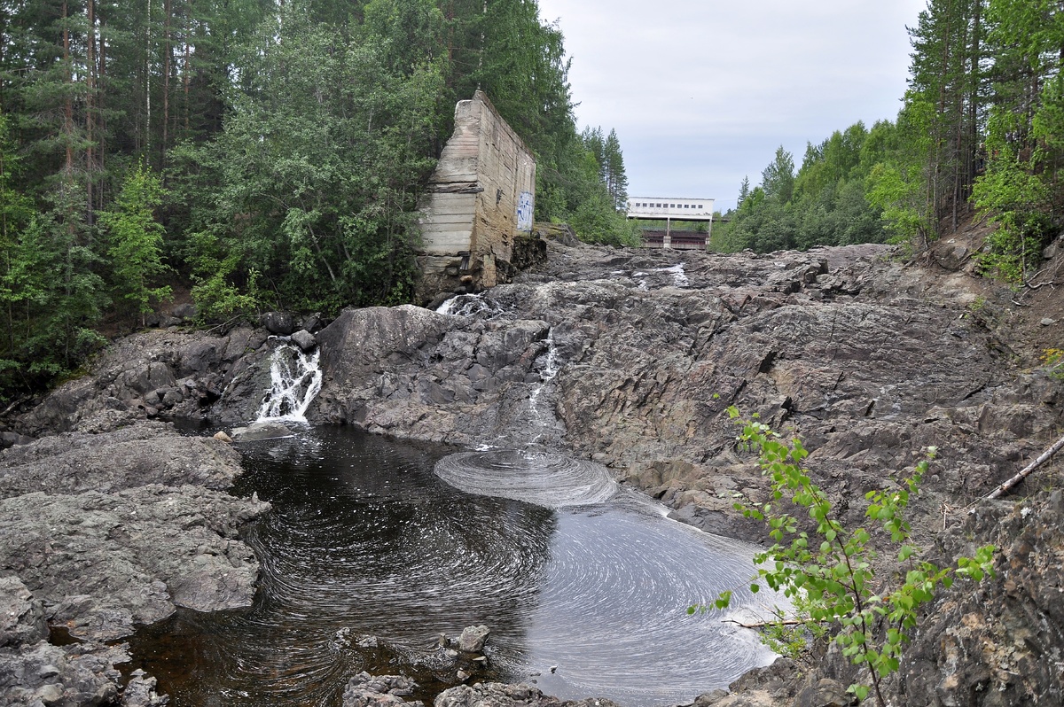 Водосброс Пальеозерской ГЭС и застывшая лава