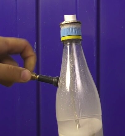 Вам нужно что-то покрасить но нет пулевизатора ? Не отчаивайтесь , Вам поможет пластиковая бутылка. Для начала  срежьте верхнюю часть от исправного баллончика краски и приклейте термоклеем к крышке от пластиковой бутылки. 