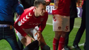 Фото: whoateallthepies.tvПоединок 29-го тура английской Лиги 1 (третьего по силе дивизиона страны) «Чарльтон» - «Аккрингтон Стэнли» завершился минимальной победой хозяев. Единственный мяч был забит с пенальти в компенсированное время, и футболисты побежали праздновать гол к угловому флажку. 
