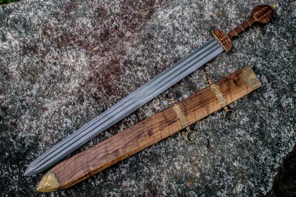 Первый рубящий прямой меч - кельтская спата