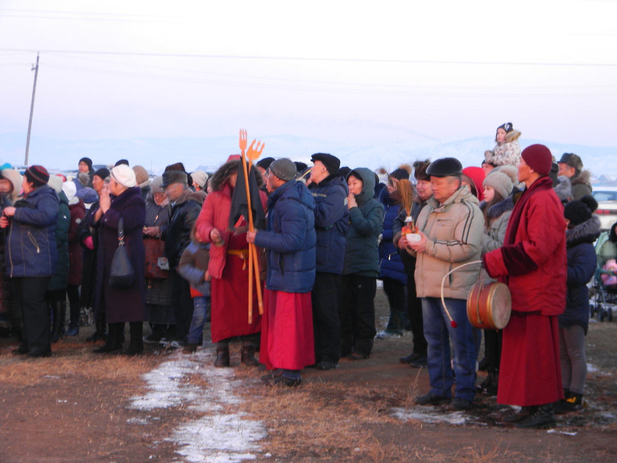 Ламы читают молитву, совершают ритуал