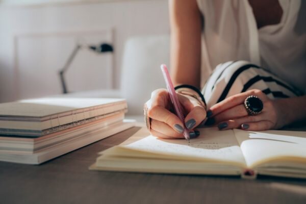 — Я уже схожу с ума. — усмехнулась девушка и захлопнула папку с работой.
