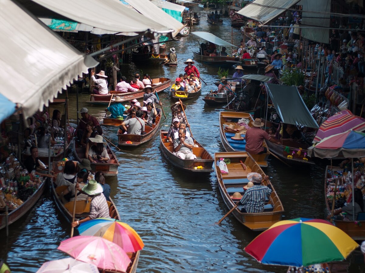 Месяц в бангкоке. Плавучий рынок в Бангкоке. Плавучий рынок в Тайланде. Быт в Таиланде. Река в Бангкоке название.